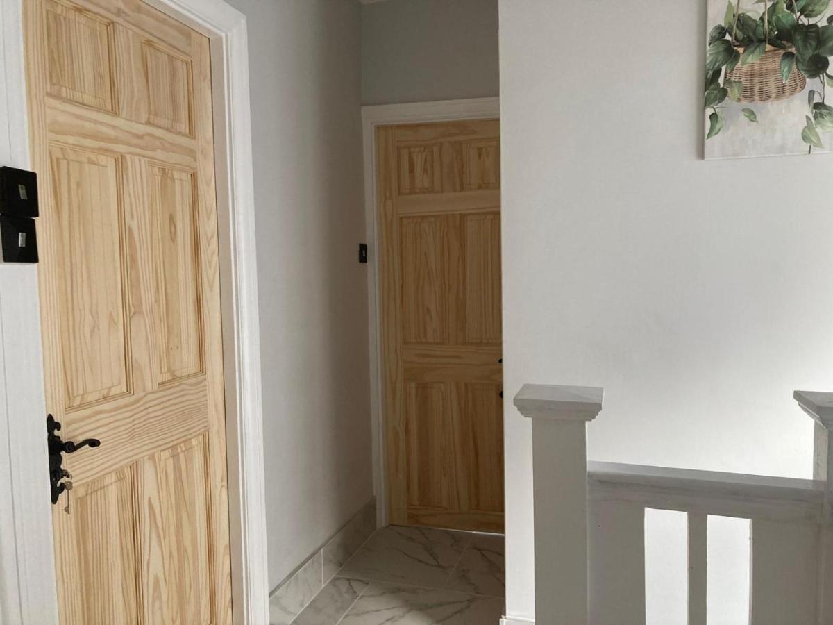Surbiton Home With Free Parkings, Surbiton, Kingston Upon Thames, Surrey, Greater London Uk Εξωτερικό φωτογραφία